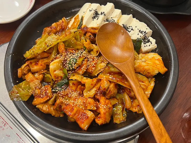 윤기가 흐르는 흑돼지 두루치기의 클로즈업 샷