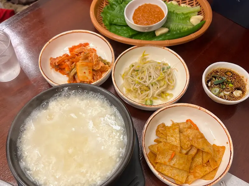 다양한 반찬과 콩국수가 함께 놓인 상차림