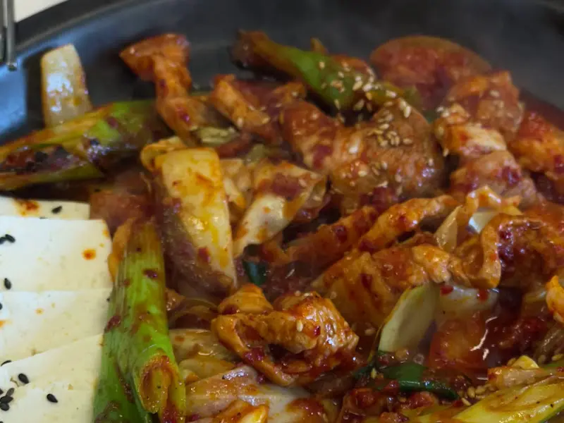 두부와 함께 볶아진 흑돼지 두루치기의 모습