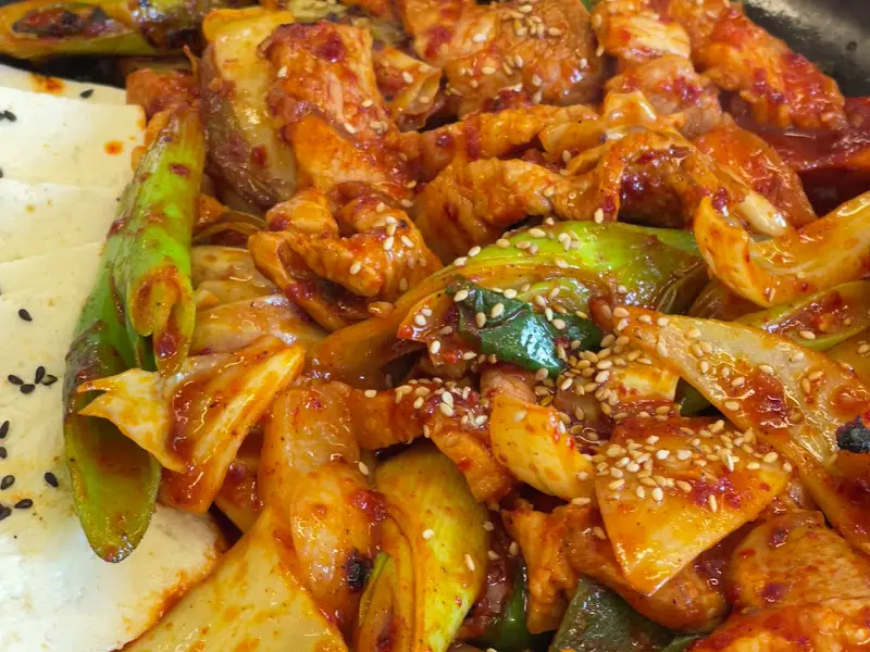 고기와 양파, 대파가 어우러진 두루치기의 단면