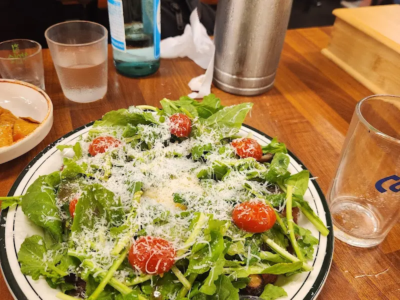 루꼴라 비지전 위에 뿌려진 치즈가 인상적인 사진