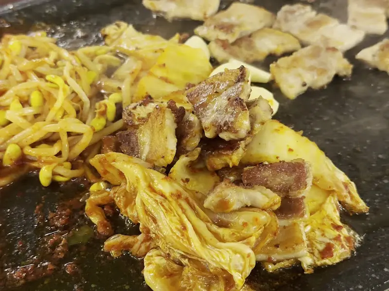 삼겹살과 함께 구워진 김치의 모습