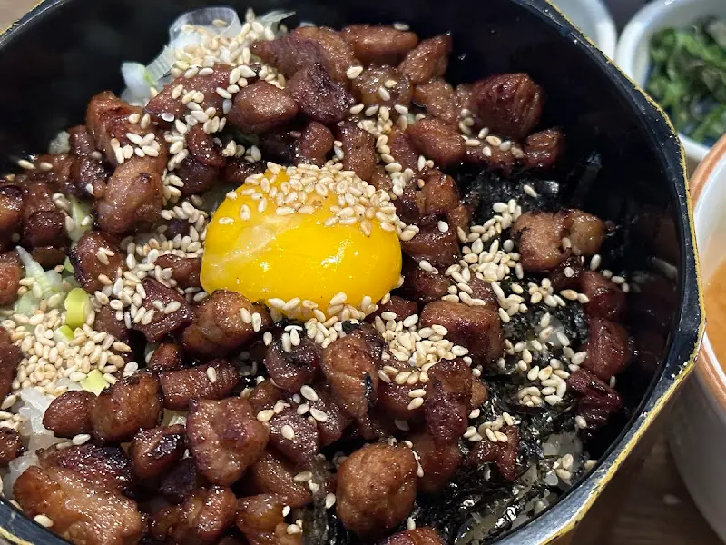 양념이 잘 베어 있는 부타동