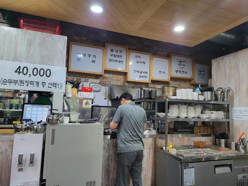 오픈형 주방에서 요리사들이 분주하게 음식을 만들고 있는 모습