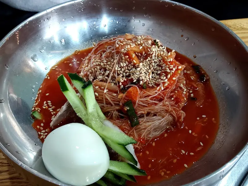 코다리 냉면의 전체적인 모습. 살얼음이 살짝 덮여 있어 더욱 시원해 보인다.