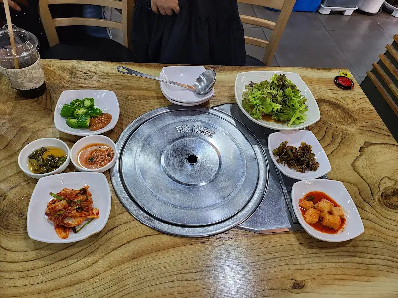 테이블 위에 놓인 다양한 밑반찬들. 정갈하게 담겨 나온 모습이 인상적이다.