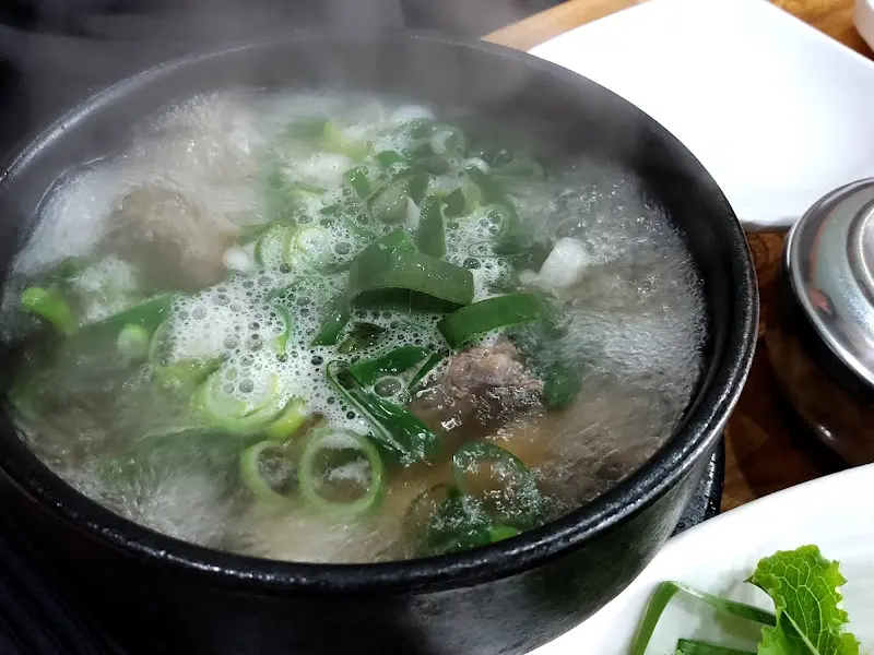 뚝배기에 담겨져 나오는 갈비탕의 모습. 뜨거운 김이 모락모락 피어오른다.