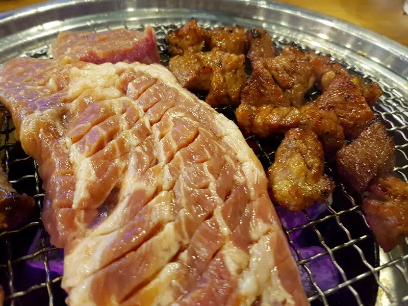 불판 위에서 익어가는 돼지갈비