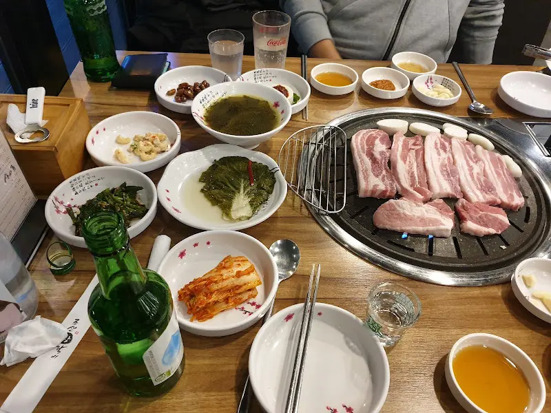 푸짐하게 차려진 한 상