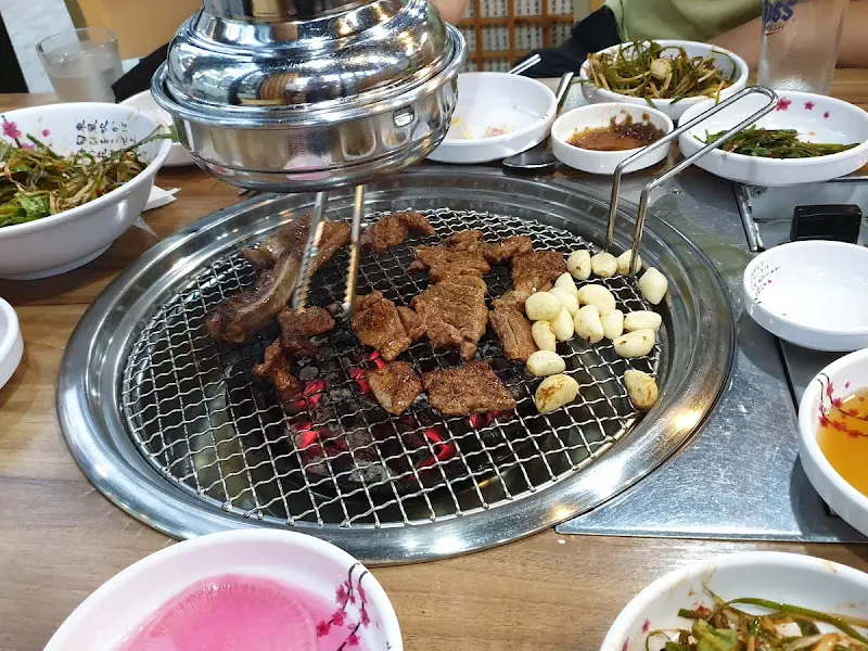 숯불 위에서 익어가는 갈비