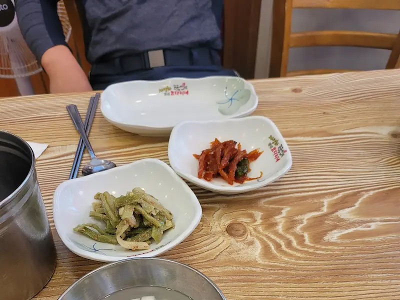 정갈한 밑반찬 세팅