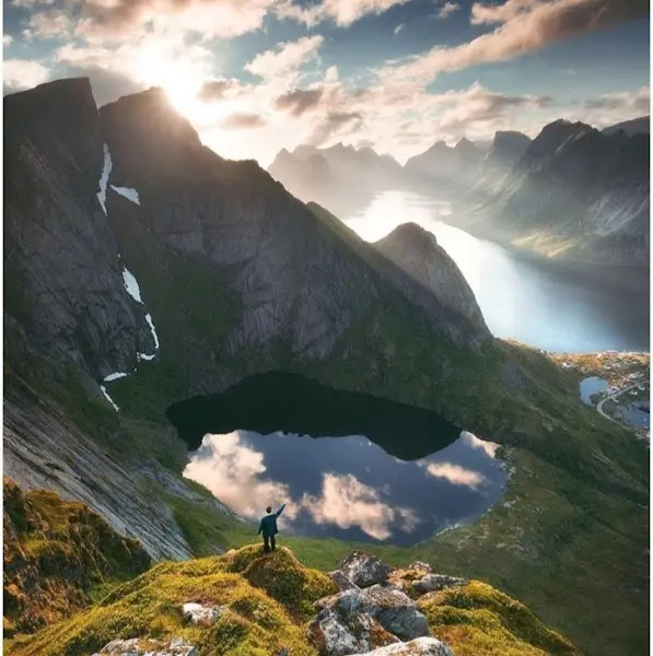 산과 호수가 어우러진 아름다운 풍경