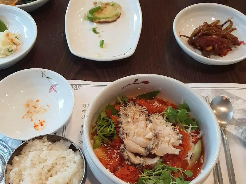 전복 물회의 신선한 비주얼