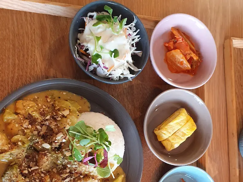 카레 정식과 반찬