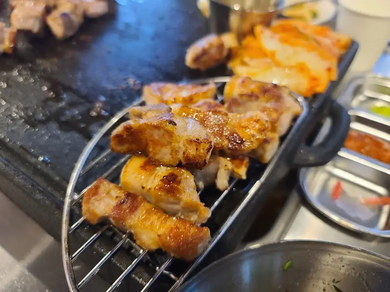 고기 받침대 위의 삼겹살