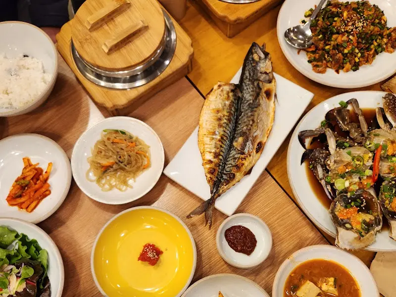 한 상 가득 차려진 모습