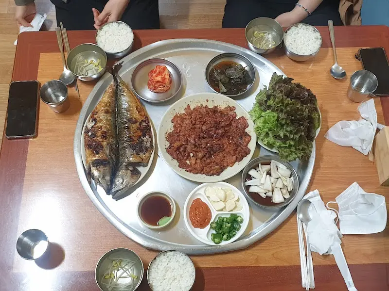 테이블 위 가득 채워진 음식들