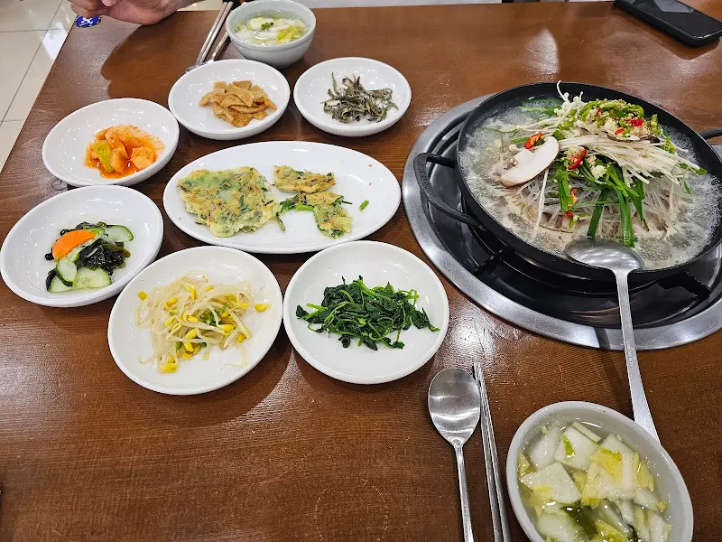 푸짐한 밑반찬과 낙지전골