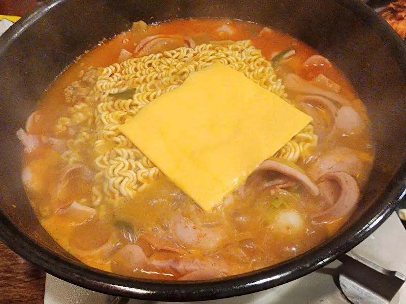 치즈가 녹아든 부대찌개의 모습