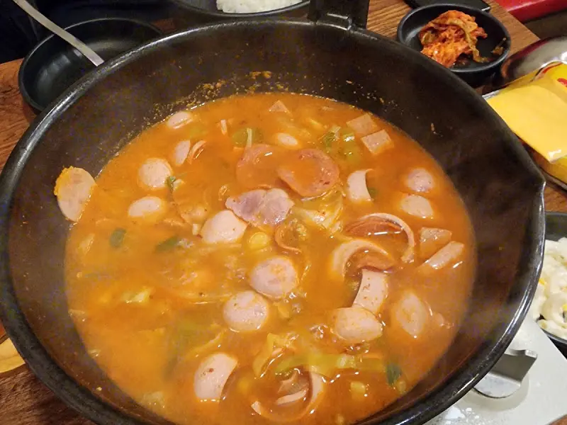 푸짐한 부대찌개의 모습