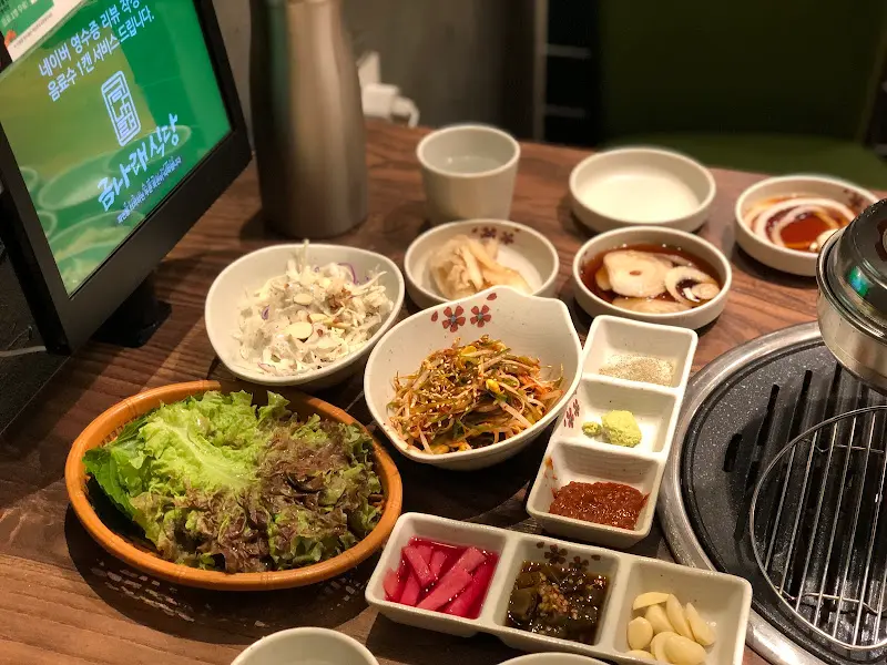 깔끔하게 차려진 밑반찬과 테이블 모습