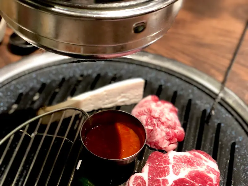 불판 위에서 맛있게 익어가는 고기