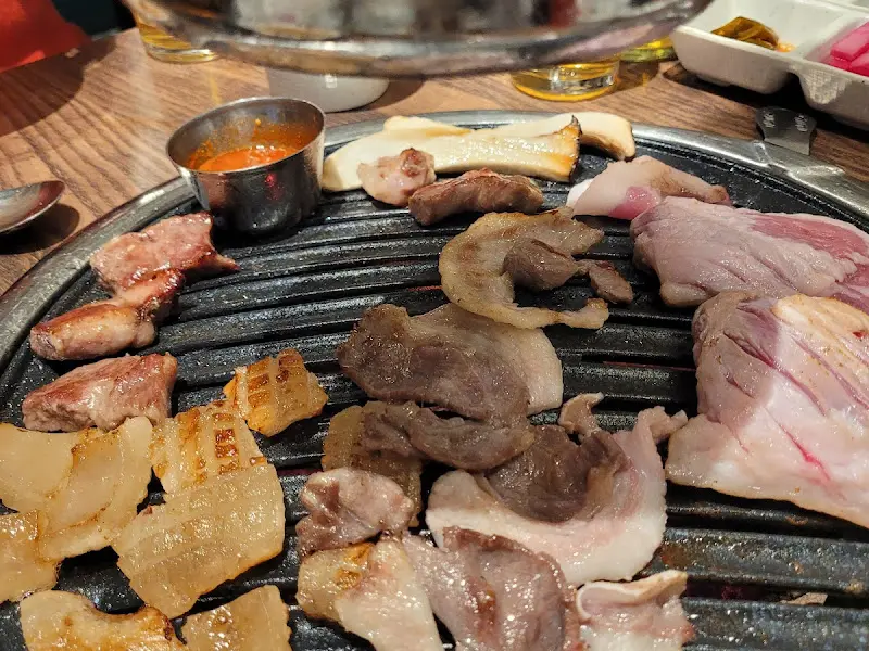 돼지 껍데기도 맛볼 수 있어요