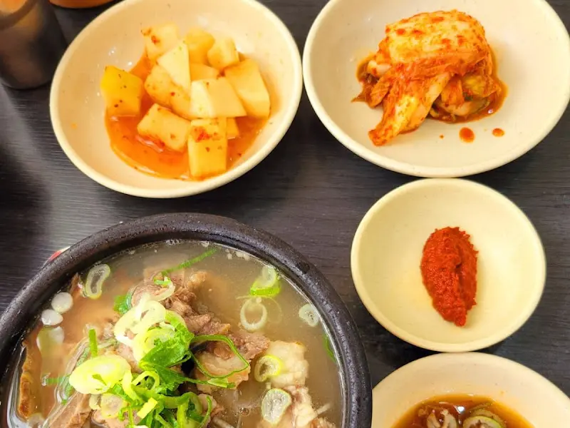 잘 익은 깍두기와 김치