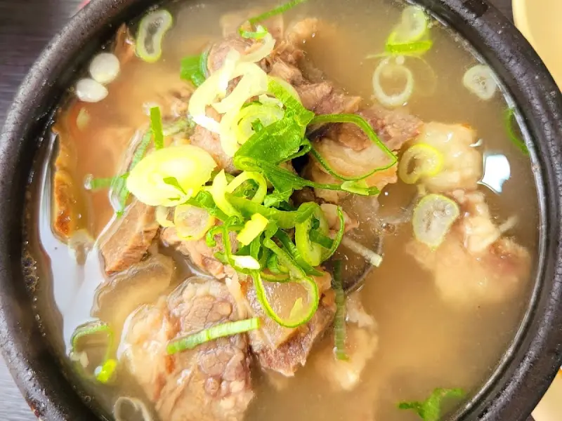 소머리국밥의 푸짐한 건더기