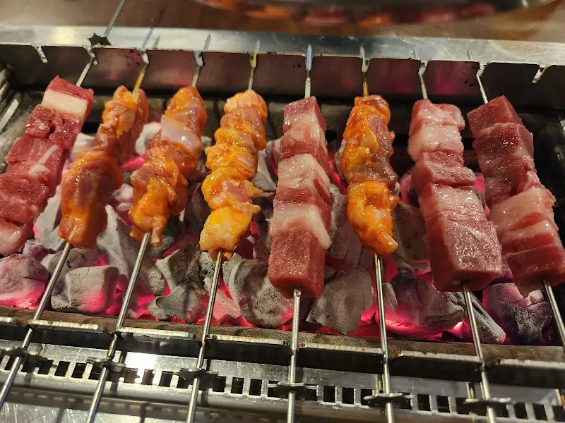 숯불 위에서 익어가는 양갈비 꼬치