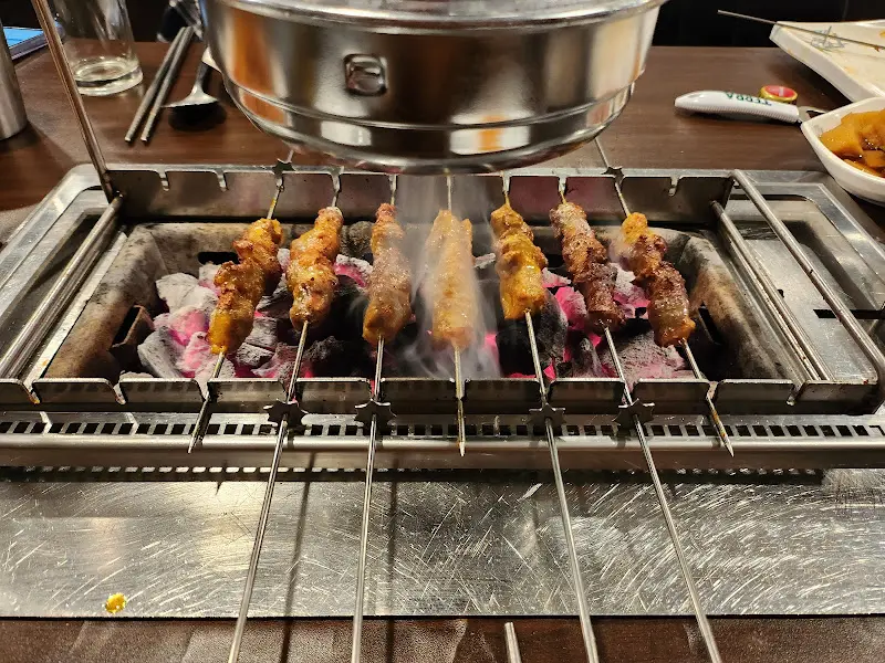 숯불에 구워지는 꼬치들