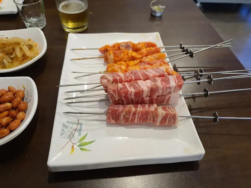 양꼬치와 양갈비꼬치가 나란히 담겨 있는 접시