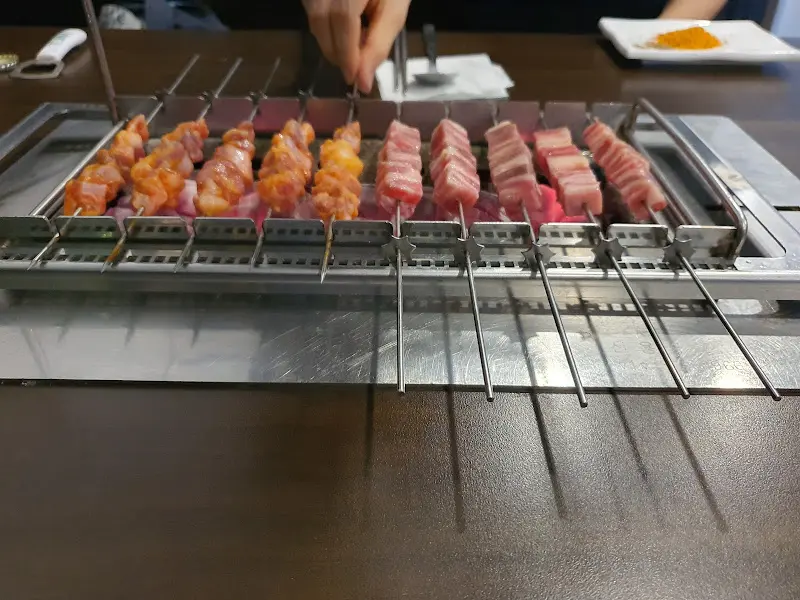 숯불 위에서 구워지는 양꼬치