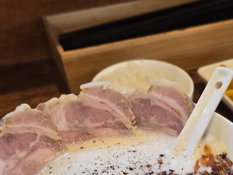 차슈의 윤기가 식욕을 자극한다.