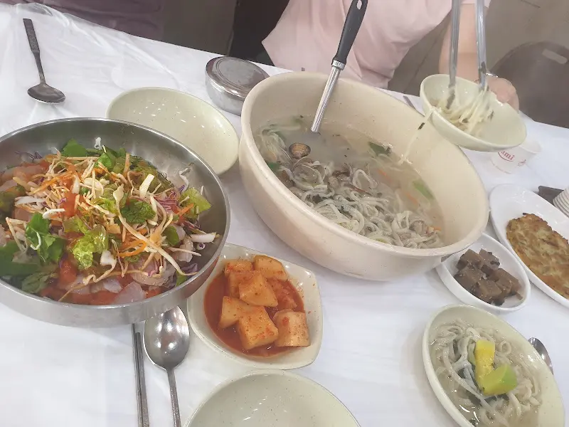 푸짐하게 차려진 한 상