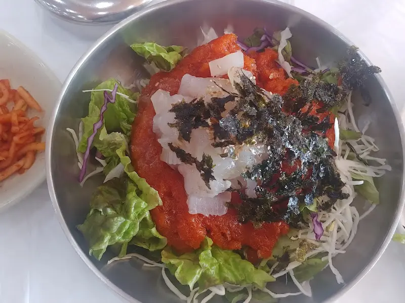 싱싱한 회가 듬뿍 들어간 회덮밥