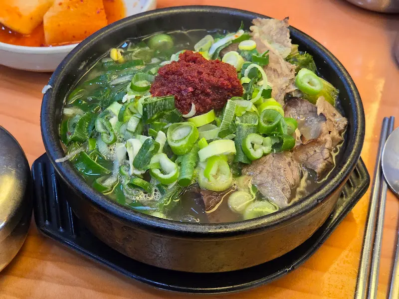 다진 양념과 파가 듬뿍 올려진 해장국