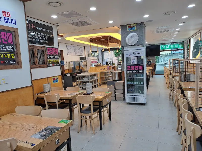 넓고 쾌적한 식당 내부