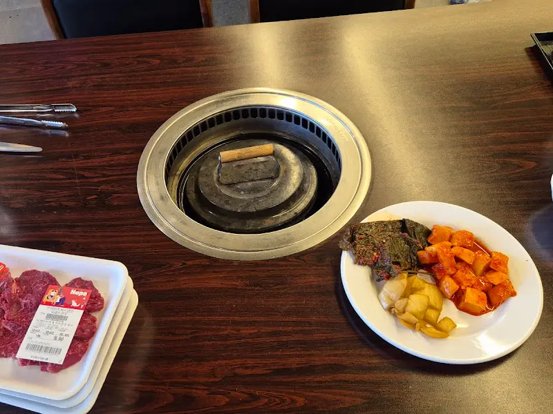 테이블 세팅과 숯불