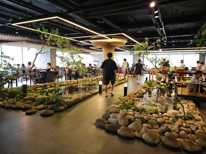 넓은 홀과 테이블 간 간격