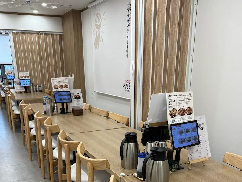 넓고 깔끔한 실내