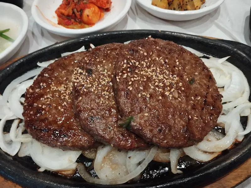 윤기가 좌르르 흐르는 떡갈비