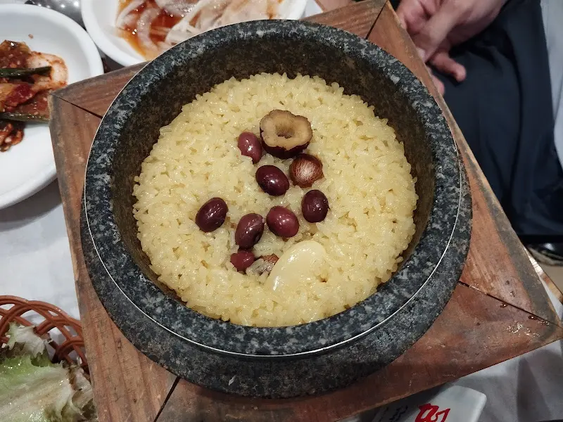 울금 돌솥밥의 황홀한 비주얼