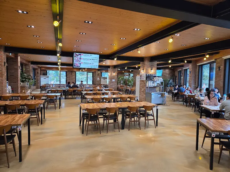 넓은 식당 내부 전경