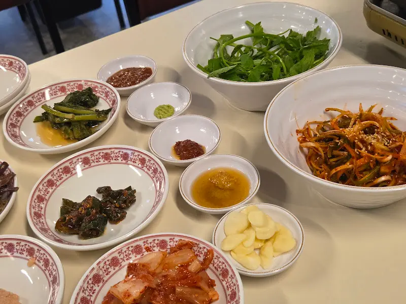 다양한 밑반찬이 차려진 테이블