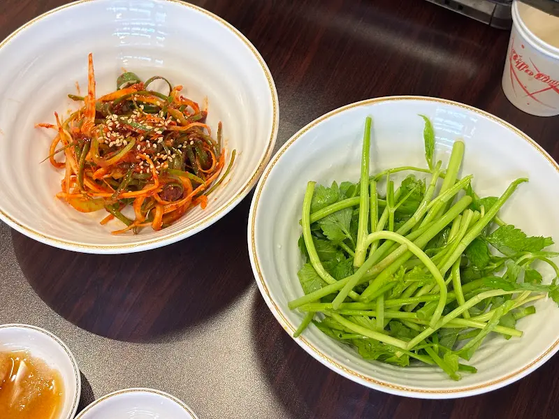 싱싱한 미나리와 제주 비빔국수