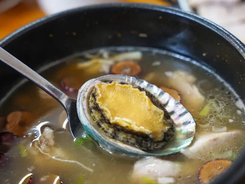 돈삼전복탕 속 큼지막한 전복