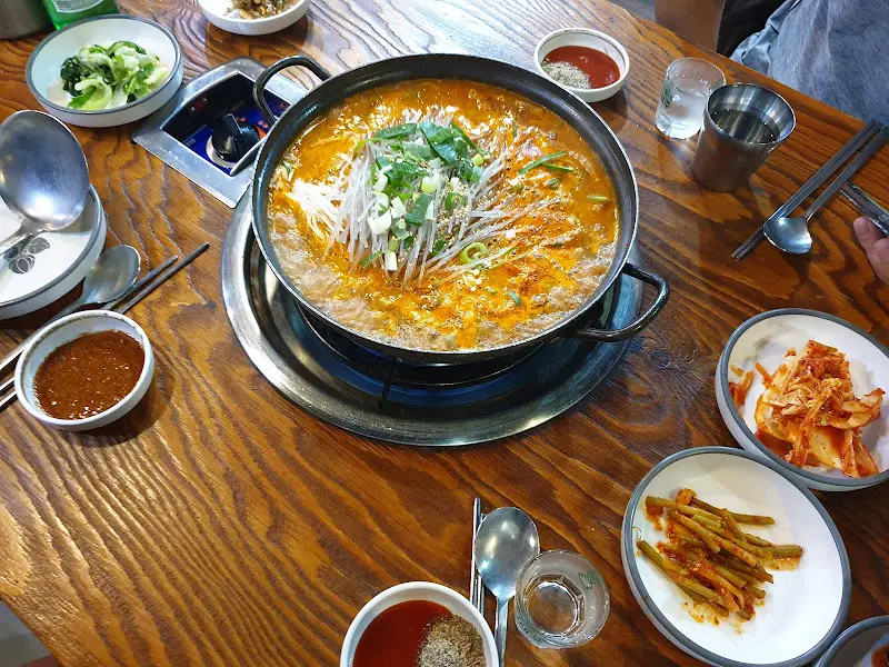 모아원조국밥 한 상 차림