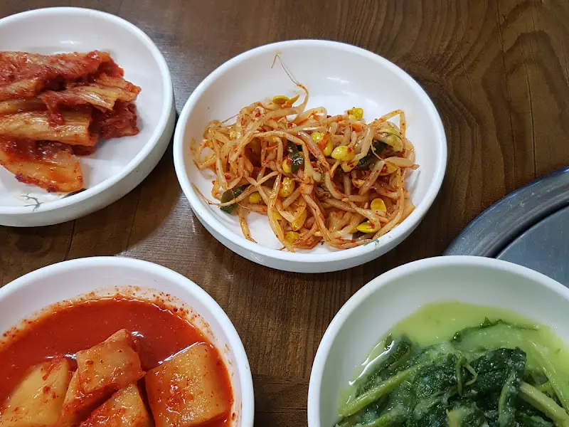 모아원조국밥 밑반찬 클로즈업 2