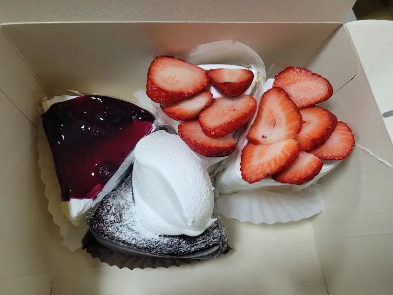 다양한 케이크 조각들